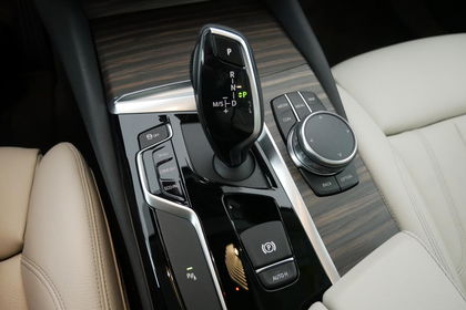 BMW Serie 5 520 dA Business Edition Corporate LEDER/CUIR LED GPS PDC CAM OD/TO Head-Up H/K Verw. Sportzetels