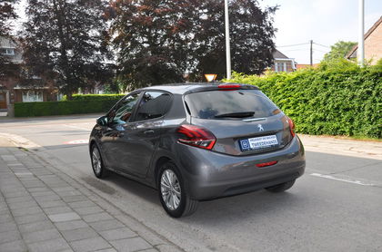 Peugeot 208 Signature