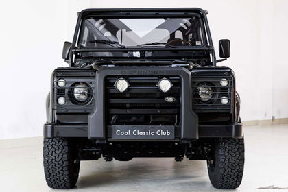 Land Rover Defender Tophat V8 - Fully custom - Computer controlled pet