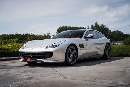 Ferrari GTC4 Lusso V12 / Grigio Abu Dhabi / Carbon / Pano / CarPlay