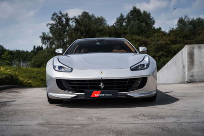 Ferrari GTC4 Lusso V12 / Grigio Abu Dhabi / Carbon / Pano / CarPlay