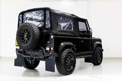 Land Rover Defender Tophat V8 - Fully custom - Computer controlled pet