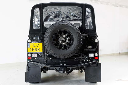 Land Rover Defender Tophat V8 - Fully custom - Computer controlled pet