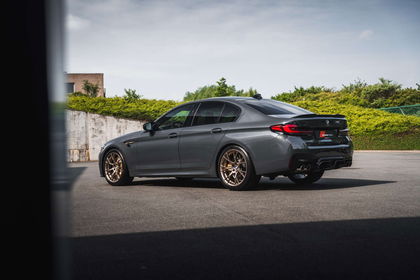 BMW M5 CS / Brands Hatch Grey / Ceramic / Comfort Acces